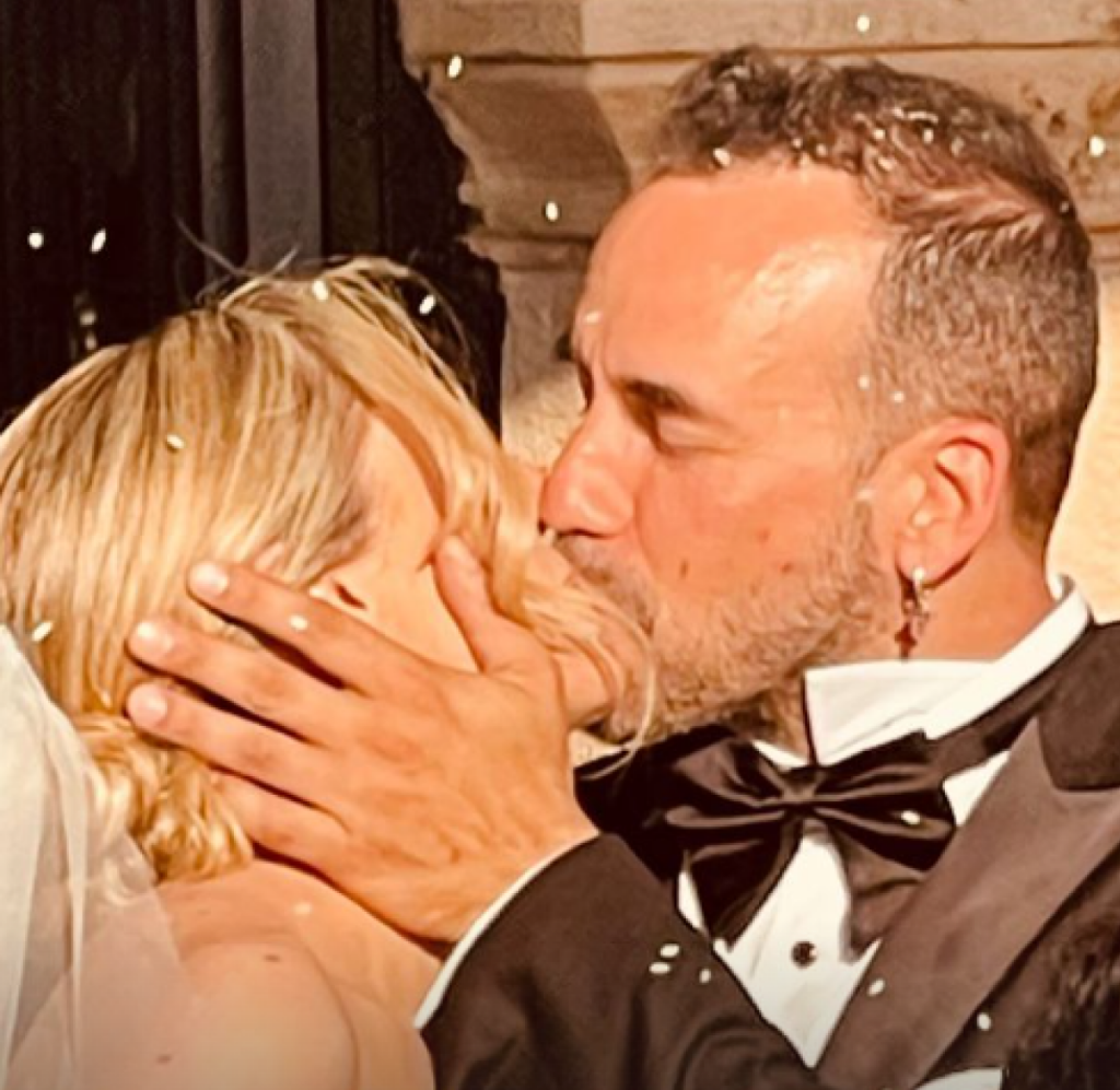 Το παθιασμένο φιλί και ο πρώτος χορός στον γάμο του Πάνου Μουζουράκη με τη Μαριλού Κοζάρη (ΒΙΝΤΕΟ & ΦΩΤΟ)