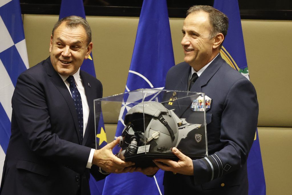 Συγκίνηση και αναμνηστικά δώρα στην αλλαγή φρουράς για το Υπουργείο Άμυνας