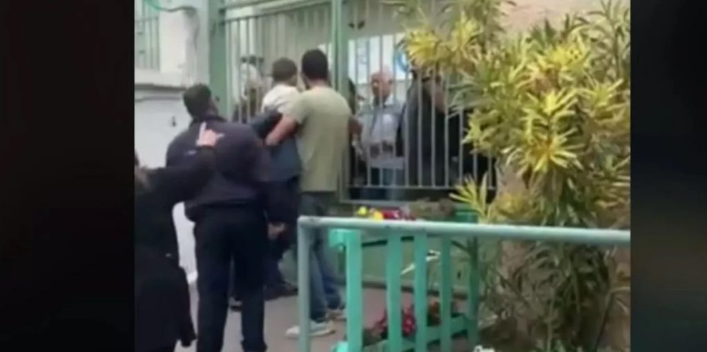 Απίστευτο περιστατικό στην Κρήτη: Ψηφοφόροι κλειδώθηκαν μέσα σε σχολείο (vid)