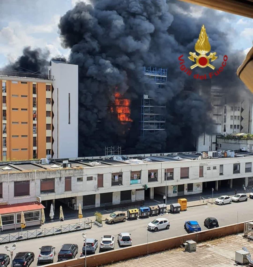 Ιταλία: Στις φλόγες επταώροφο κτίριο μετά από έκρηξη στο κέντρο της Ρώμης