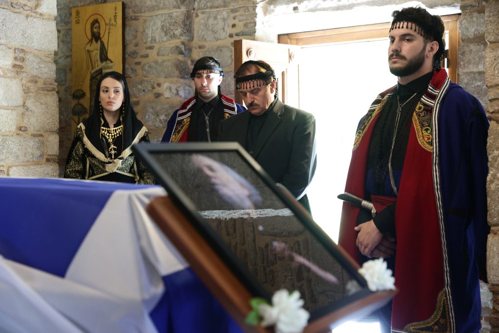 Σε λαϊκό προσκύνημα η σορός του Γιάννη Μαρκόπουλου – Το απόγευμα η κηδεία του