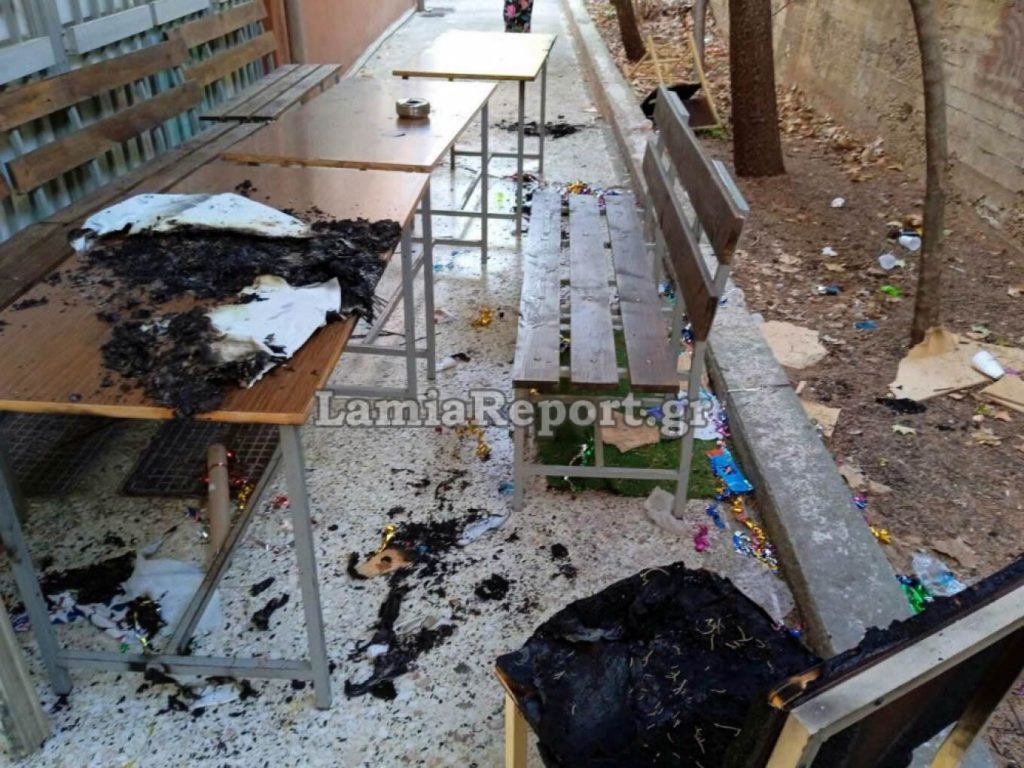 Θλιβερές εικόνες σε σχολεία της Λαμίας – Γκρέμισαν πόρτες, έβαλαν φωτιά σε καρέκλες και θρανία