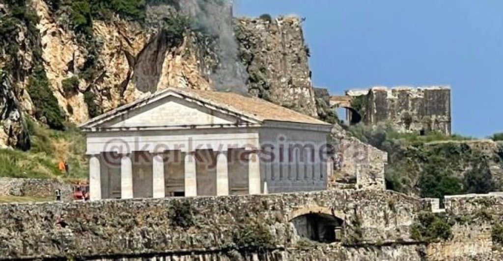 Κέρκυρα: Φωτιά στο ιστορικό μνημείο της εκκλησίας του Αγίου Γεωργίου