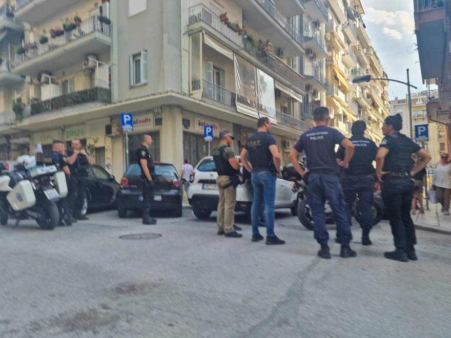 Θεσσαλονίκη: Άνδρας κυνηγούσε με μαχαίρι 17χρονο στο κέντρο της πόλης – «Ταμπουρώθηκε» για να αποφύγει τη σύλληψη