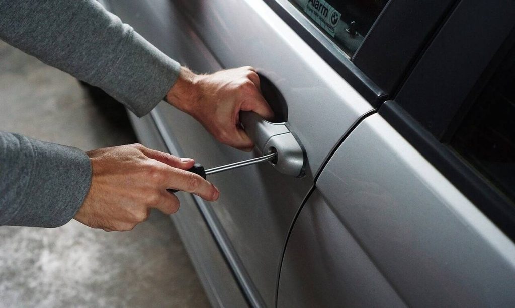 Διέρρηξαν το αυτοκίνητο ευρωβουλευτή