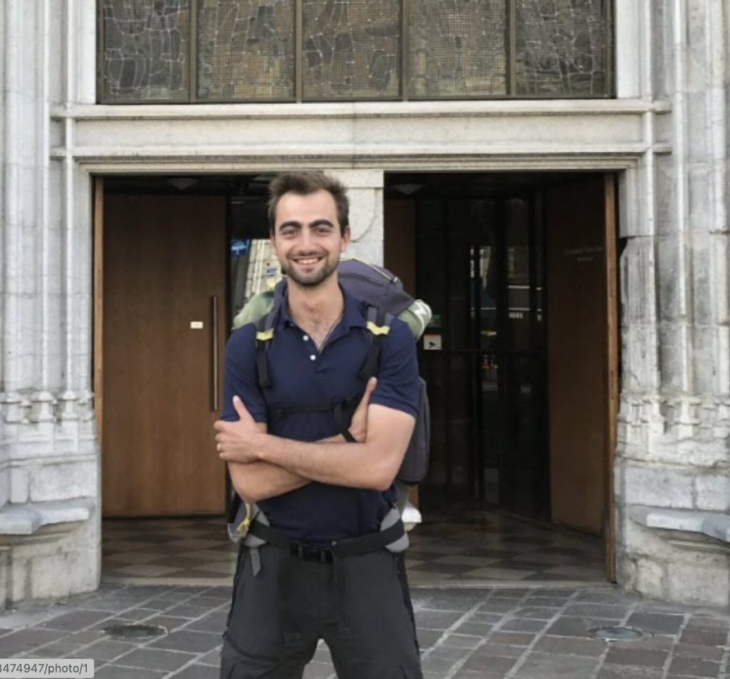 Υμνούν τον “ήρωα με το σακίδιο” μετά την επίθεση που σόκαρε τη Γαλλία