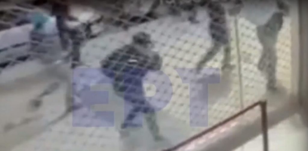 Βίντεο-ντοκουμέντο από επίθεση κουκουλοφόρων στο Κουκάκι! Γυαλιά-καρφιά για τον «Τοξοβόλο»