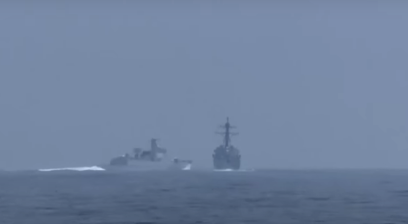 Ταϊβάν: Επικίνδυνος ελιγμός κινεζικού πλοίου μπροστά από αμερικανικό αντιτορπιλικό – Τελευταία στιγμή απετράπη η σύγκρουση (βίντεο)