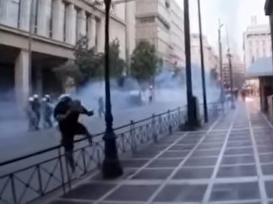 Αστυνομικός ψέκασε αναίτια στο πρόσωπο τον φωτορεπόρτερ Μάριο Λώλο (βίντεο)