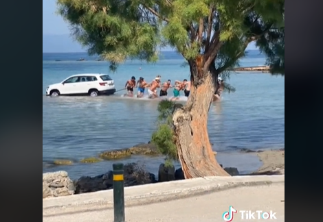 Αίγινα: «Διάσωση» αυτοκινήτου από τη θάλασσα με… ανθρώπινη αλυσίδα (βίντεο)