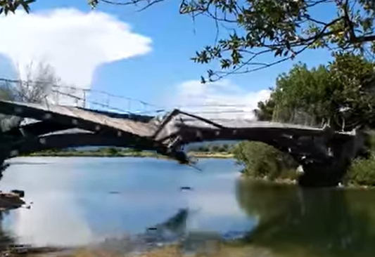 Κατέρρευσε ξύλινη γέφυρα σε πάρκο της Άρτας – Ευτυχώς δεν τη διέσχιζαν περαστικοί (βίντεο)