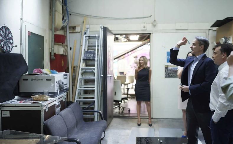 Διάλειμμα με…. βελάκια για τον Μητσοτάκη στον ΣΚΑΪ! (ΒΙΝΤΕΟ)