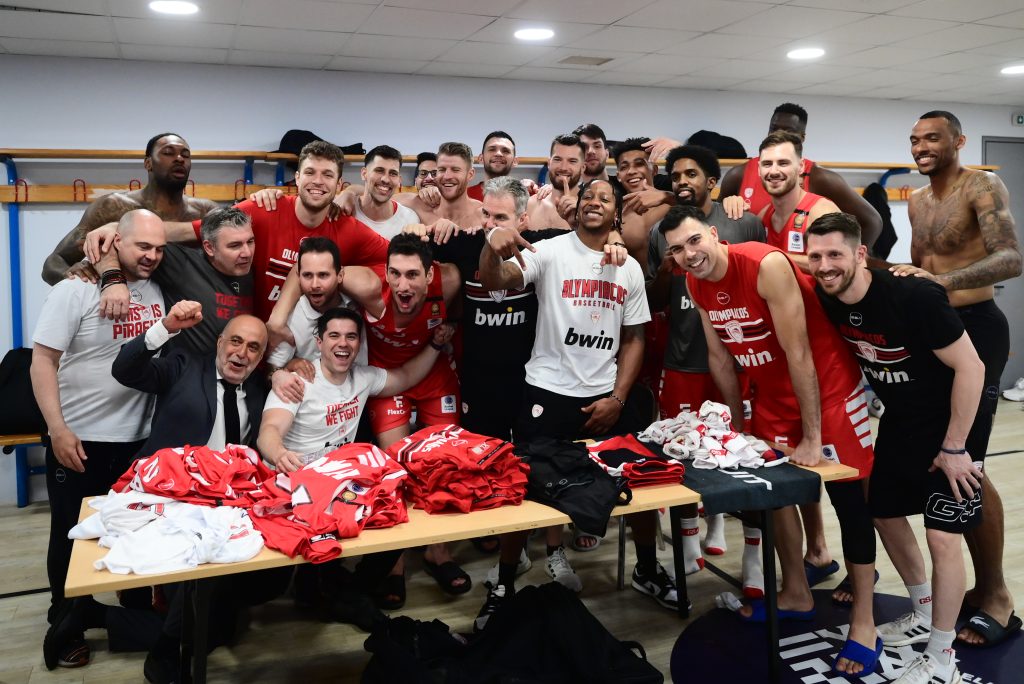 Το ερυθρόλευκο πάρτι τίτλου στα αποδυτήρια του τελικού που δεν τέλειωσε ποτέ! (ΒΙΝΤΕΟ & ΦΩΤΟ)