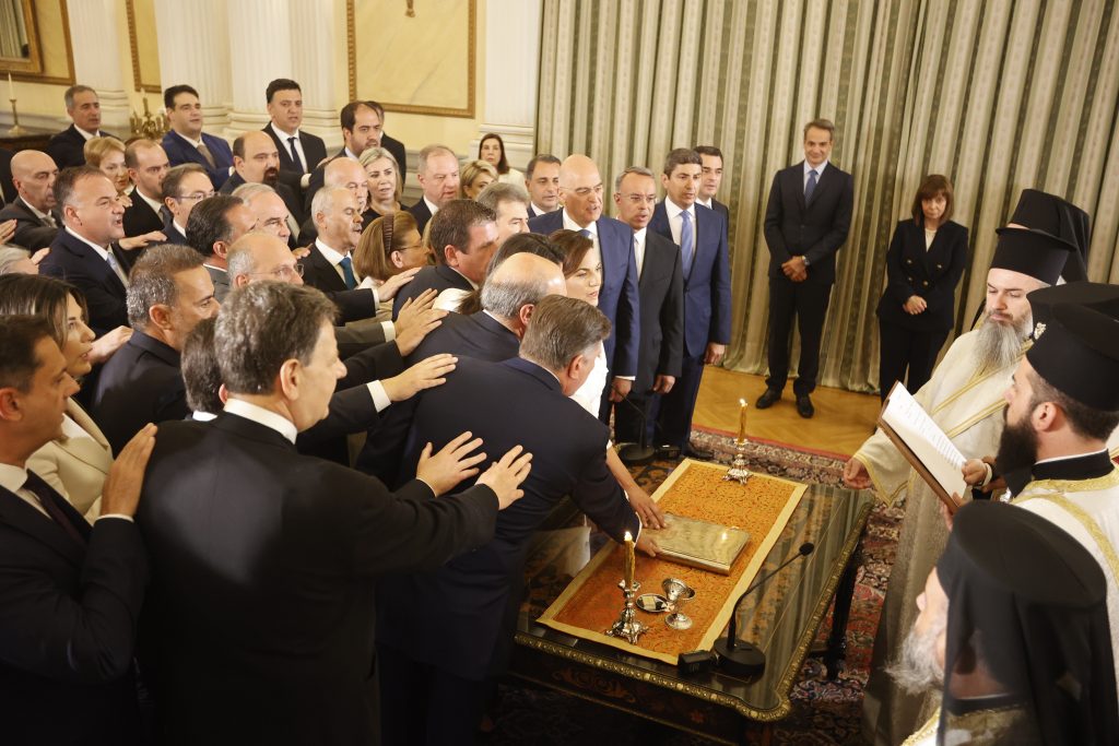 Ορκίστηκε η νέα κυβέρνηση στο Προεδρικό Μέγαρο (ΦΩΤΟ)