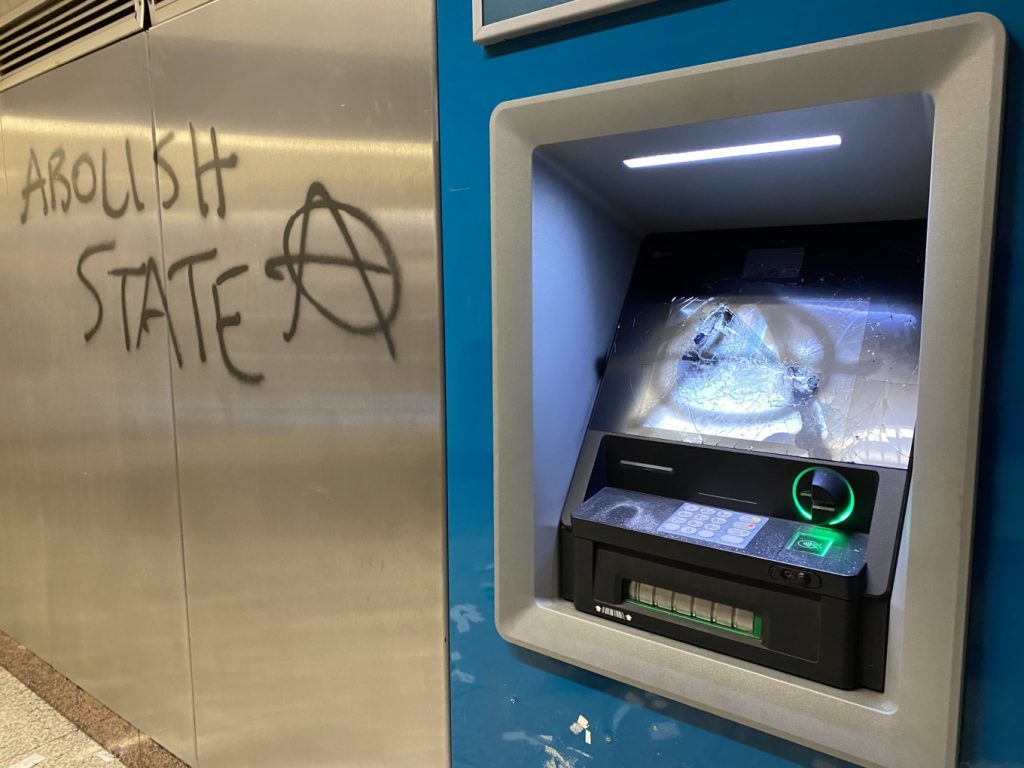 Επεισόδια με βανδαλισμούς σε Σύνταγμα και Προπύλαια