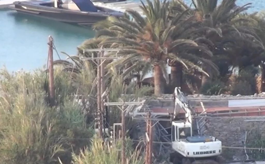 Μύκονος: Μπουλντόζες κατεδαφίζουν τα αυθαίρετα του Nammos (BINTEO)