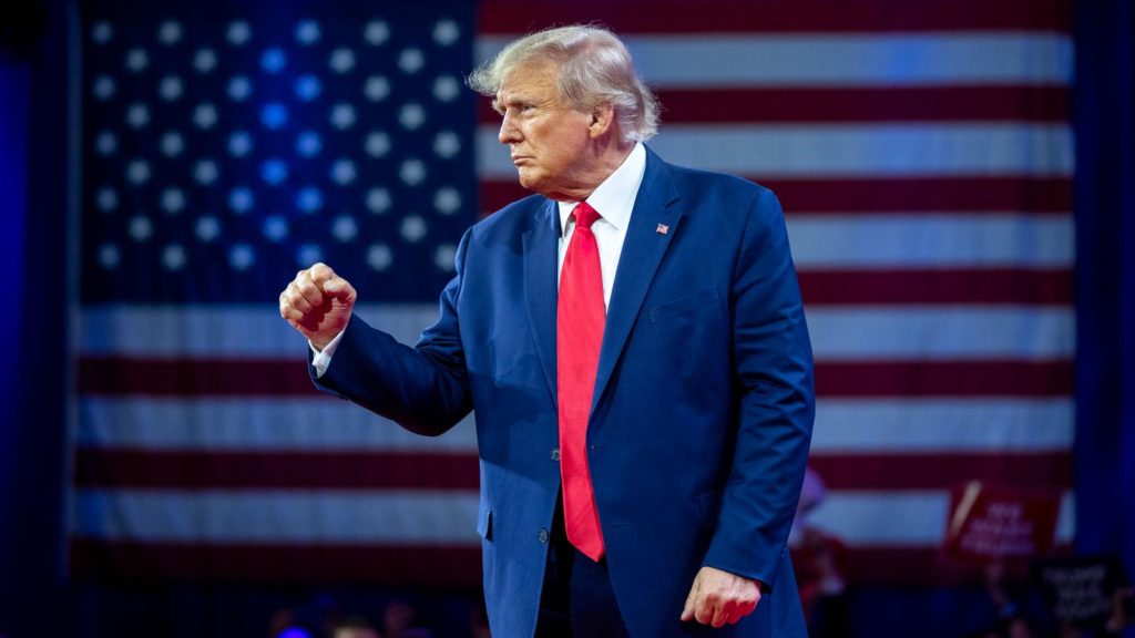 Ντόναλντ Τραμπ: Πουλάει μπλουζάκια με τη φωτογραφία του από τη φυλακή