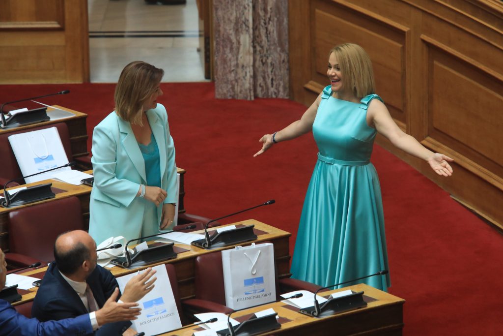 Λαμπερές παρουσίες, «πηγαδάκια», χειροφιλήματα και selfies στη Βουλή (ΦΩΤΟ)