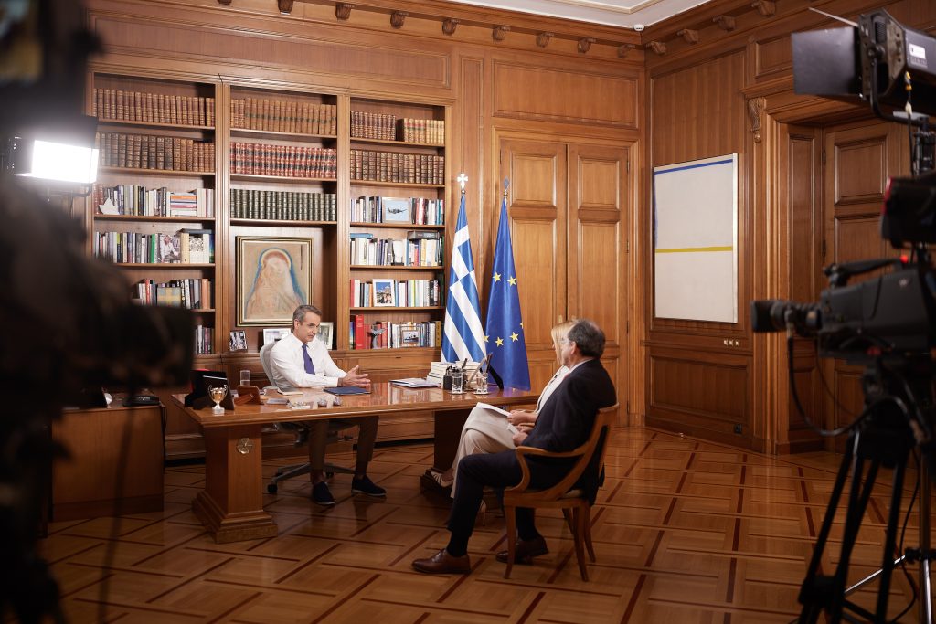 Μητσοτάκης για έφιππη αστυνομία: «Έπρεπε να ζητήσω καμήλες λόγω ζέστης, τα άλογα στον στάβλο»