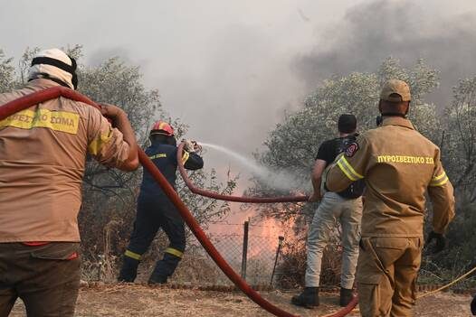 Νέα Αγχίαλος: Χτυπάνε καμπάνες για ν’ απομακρυνθούν οι κάτοικοι – Μήνυμα του 112 για εκκένωση σε Κόκκινα και Περίβλεπτο