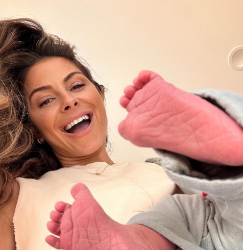 Η Μαρία Μενούνος φωτογραφίζεται με τη νεογέννητη κόρη της