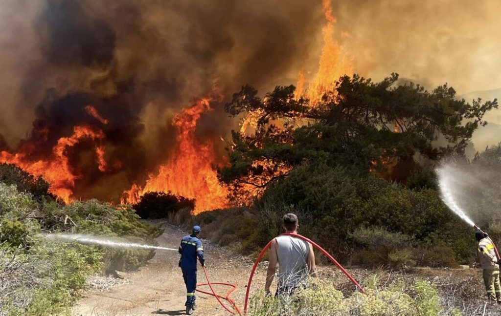 Φωτιές: 61 δασικές πυρκαγιές το τελευταίο 24ωρο – Σκληρή μάχη με τις φλόγες σε Βελεστίνο, Λαμία και Ρόδο