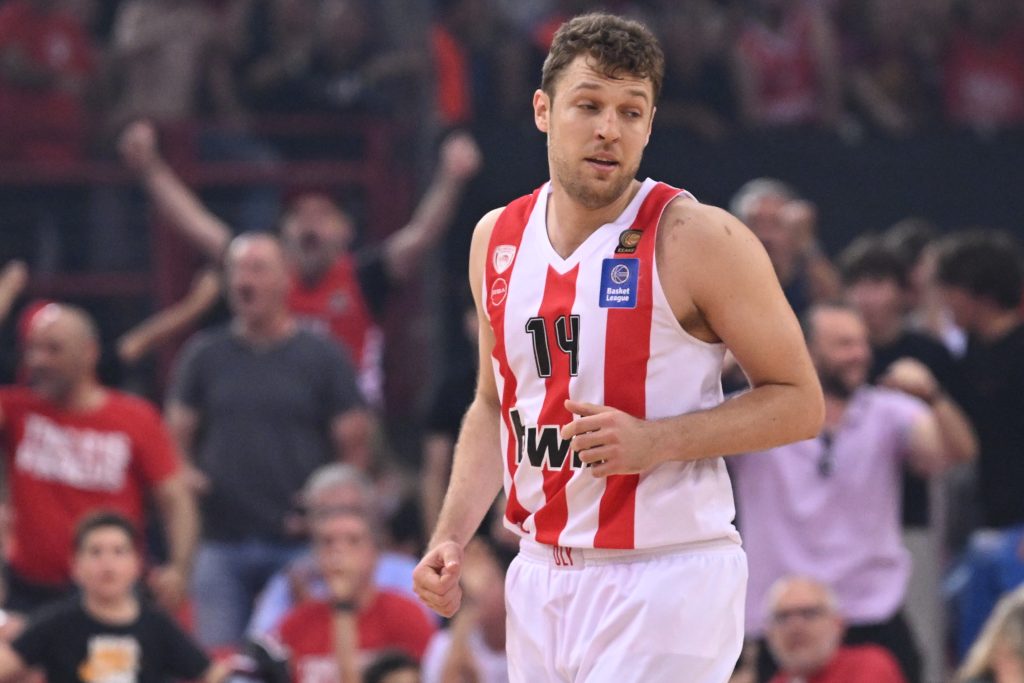 Αποχαιρετά τον Ολυμπιακό ο Σάσα Βεζένκοφ!