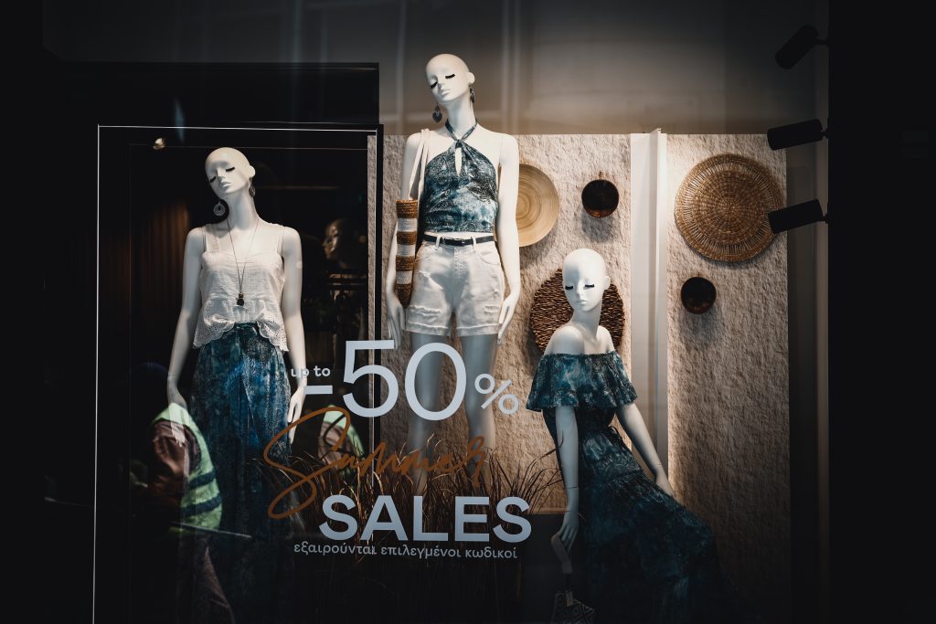 Εν μέσω καύσωνα και προστίμων οι θερινές εκπτώσεις – Προβληματισμός στον εμπορικό κόσμο