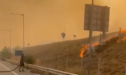 Πυρκαγιά στο Λουτράκι: Μάχη των πυροσβεστών να μην περάσει η φωτιά από την παλαιά εθνική οδό προς τα διυλιστήρια