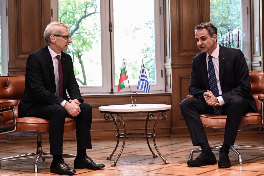 Όσα είπαν στο Μαξίμου ο Μητσοτάκης με τον Βούλγαρο πρωθυπουργό Ντένκοφ