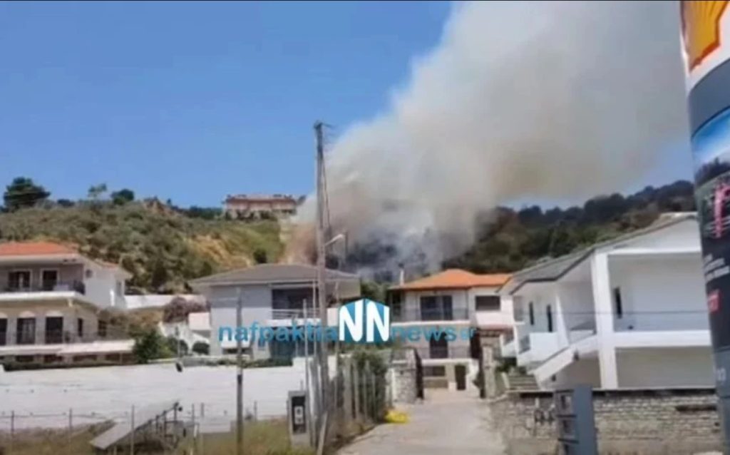 Πυρκαγιά στον Πλατανίτη Ναυπακτίας – Απειλούνται σπίτια