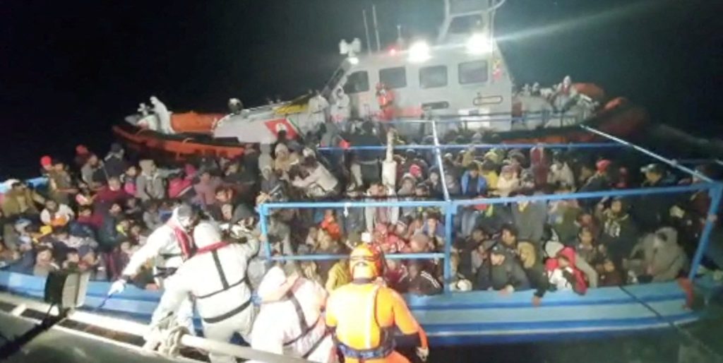 Ιταλία: Χιλιάδες αφίξεις μεταναστών τα τελευταία 24ωρα στη Λαμπεντούζα