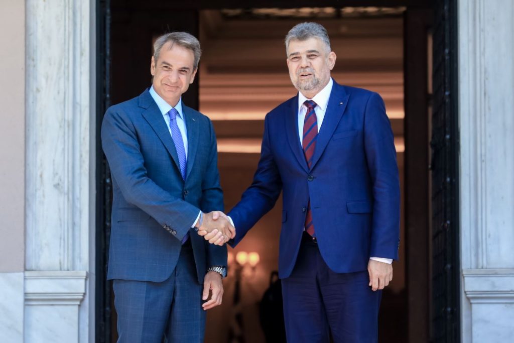 Συνάντηση Μητσοτάκη με τον πρωθυπουργό της Ρουμανίας στο Μέγαρο Μαξίμου
