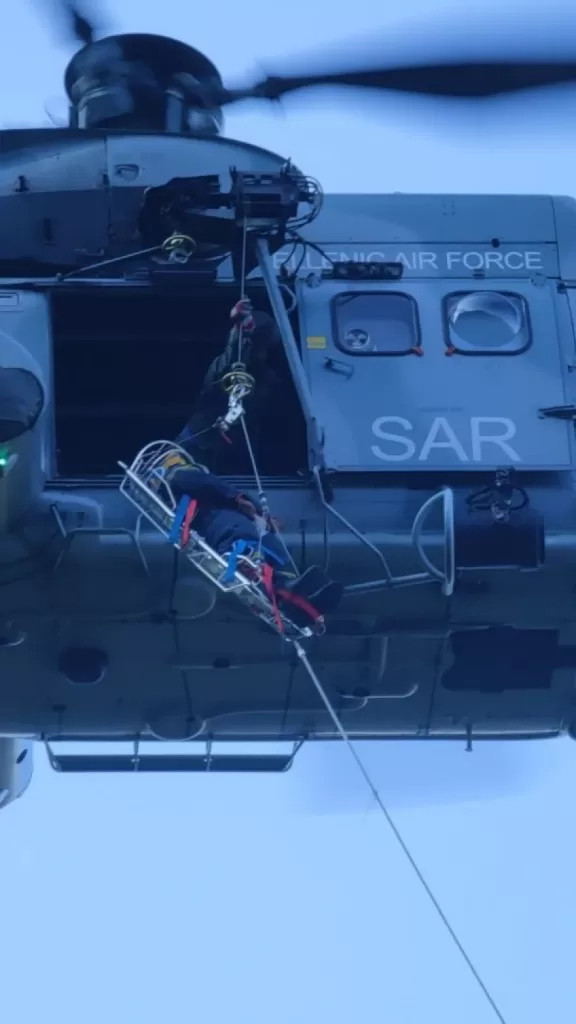 Τρίκαλα: Ελικόπτερο του στρατού παρέλαβε τραυματισμένο πυροσβέστη