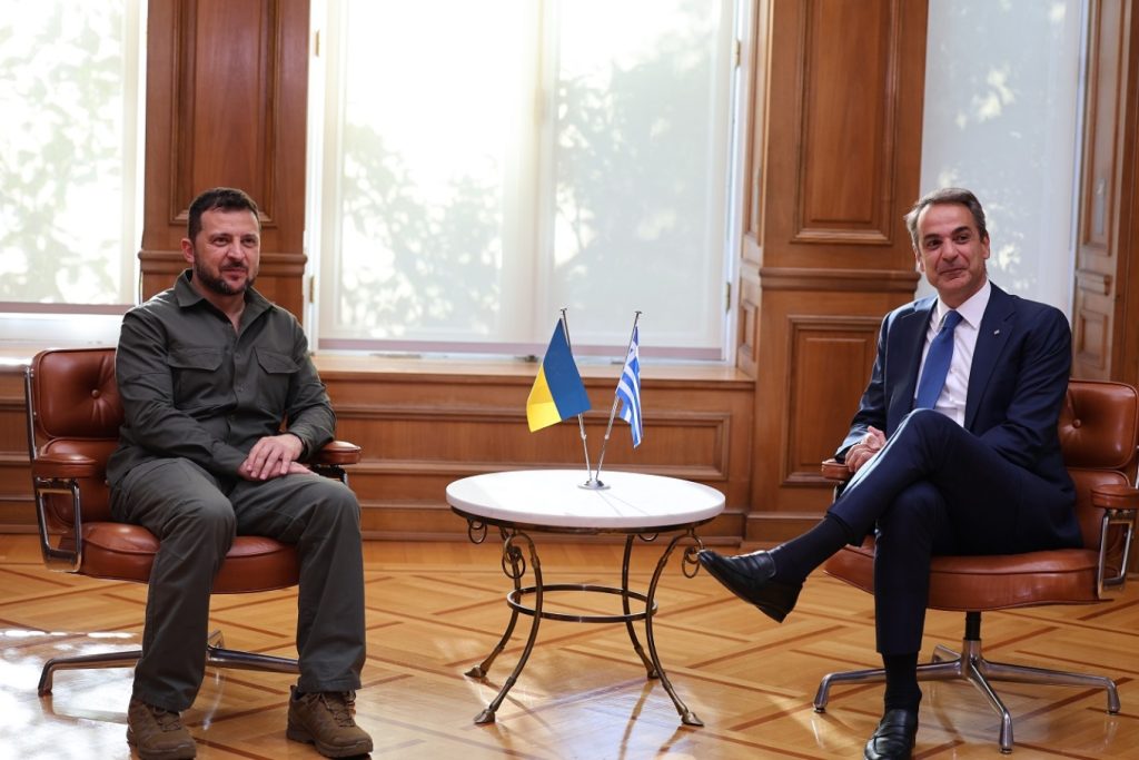 Στο Μέγαρο Μαξίμου ο Ζελένσκι – Τον υποδέχτηκε ο Μητσοτάκης