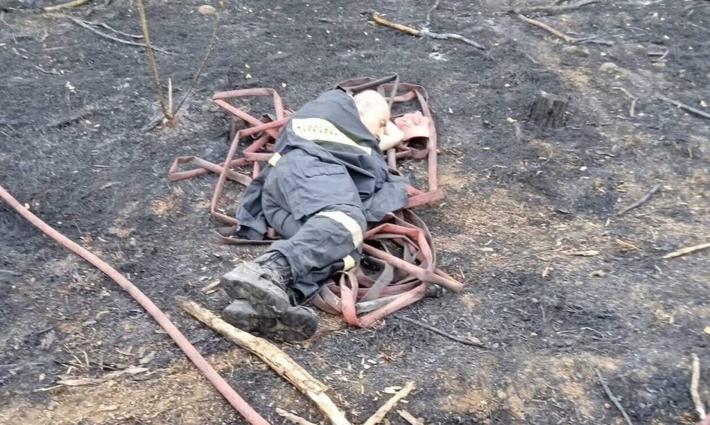 Συγκινεί ο πυροσβέστης που ξάπλωσε πάνω σε μάνικα: «Δίνουμε τον καλύτερο μας εαυτό νύχτα-μέρα»