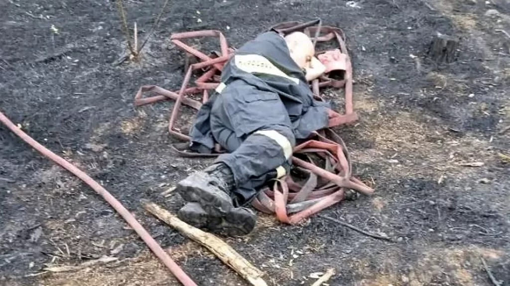 Έβρος: Συγκλονίζει η φωτογραφία πυροσβέστη που κοιμάται εξουθενωμένος στο έδαφος μετά από μάχη με τις φωτιές – Η ανάρτησή του