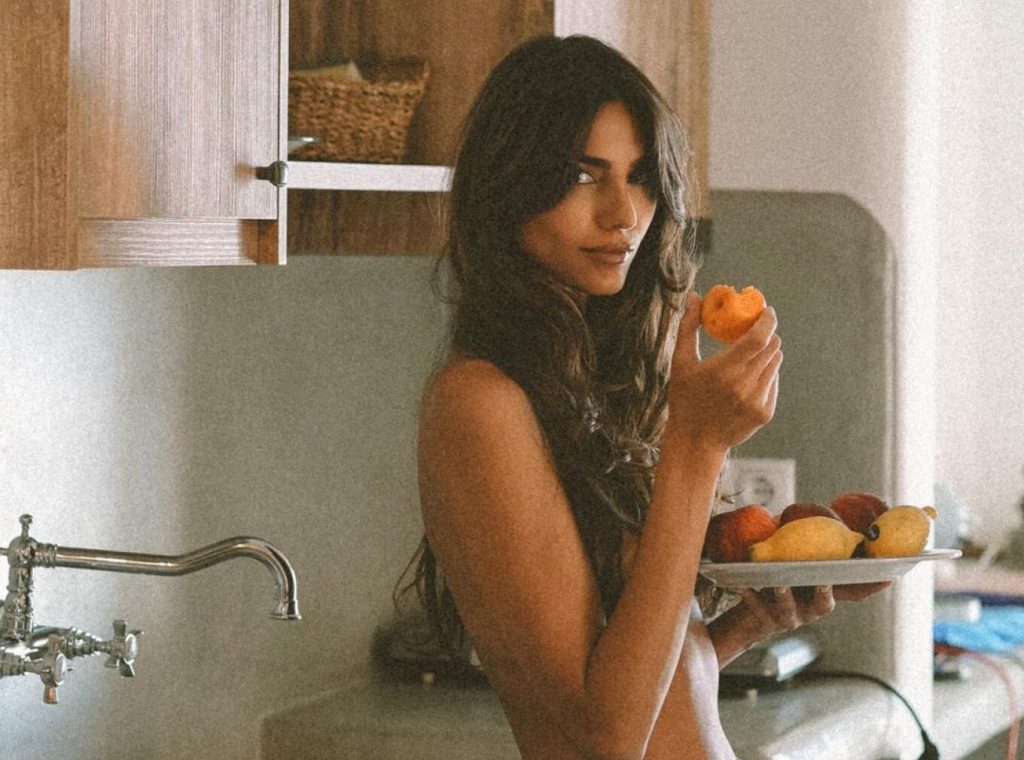 Η Ηλιάνα Παπαγεωργίου μας δείχνει… γυμνόστηθη τα «γλυκά της φύσης» (ΦΩΤΟ)