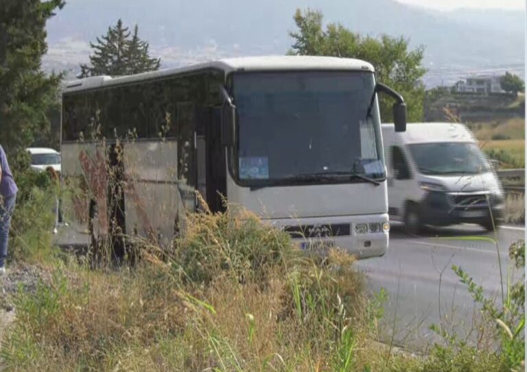 Φωτιά σε εν κινήσει γεμάτο τουριστικό λεωφορείο στη Θεσσαλονίκη