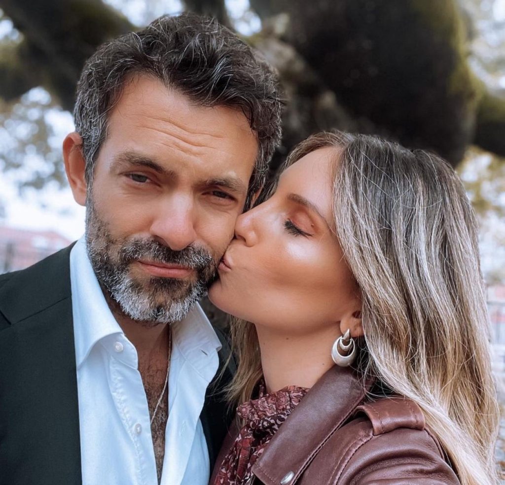 Το τρυφερό φιλί και οι ευχές της Αθηνάς Οικονομάκου στον σύζυγο (ΦΩΤΟ)