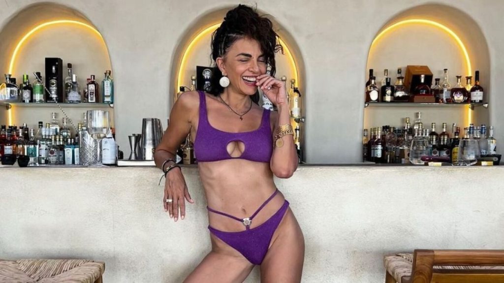 Η Μαρία Σολωμού με το μπικίνι της στη Σαντορίνη (ΦΩΤΟ)