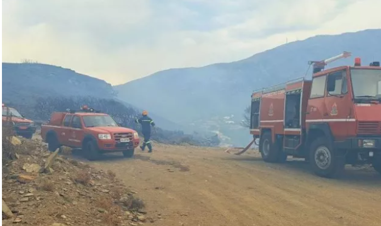 Μαίνεται το πύρινο μέτωπο στην Άνδρο- Μάχη για να μην φτάσει η φωτιά στον οικισμό Γίδες