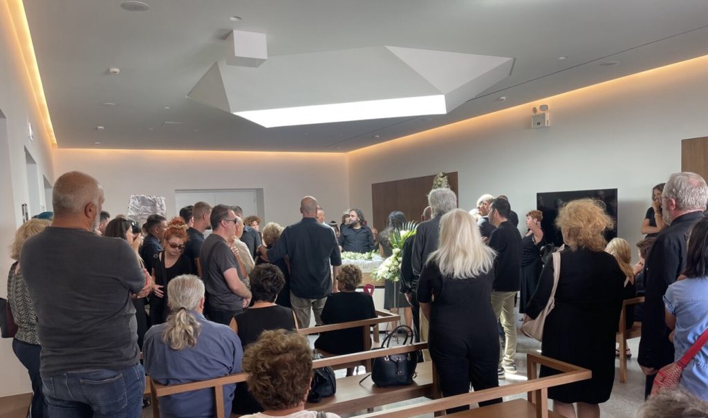 Στο αποτεφρωτήριο Ριτσώνας το τελευταίο αντίο στον δημοσιογράφο Αντώνη Χρυσουλάκη – Τον αποχαιρέτησαν με το τραγούδι “ήλιος θεός”