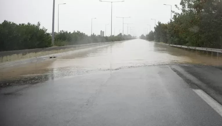 Κακοκαιρία Daniel: Έκλεισε η Εθνική Αθήνας-Θεσσαλονίκης στη Λάρισα και στα δύο ρεύματα