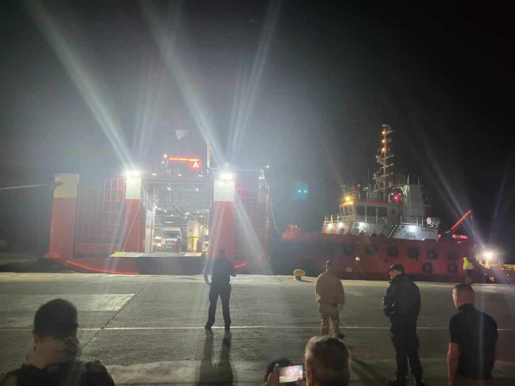 Μεγάλη ταλαιπωρία για τους 731 επιβάτες του «Fast Ferris Andros» – Έδεσε στο λιμάνι της Ραφήνας μετά από 18 ώρες