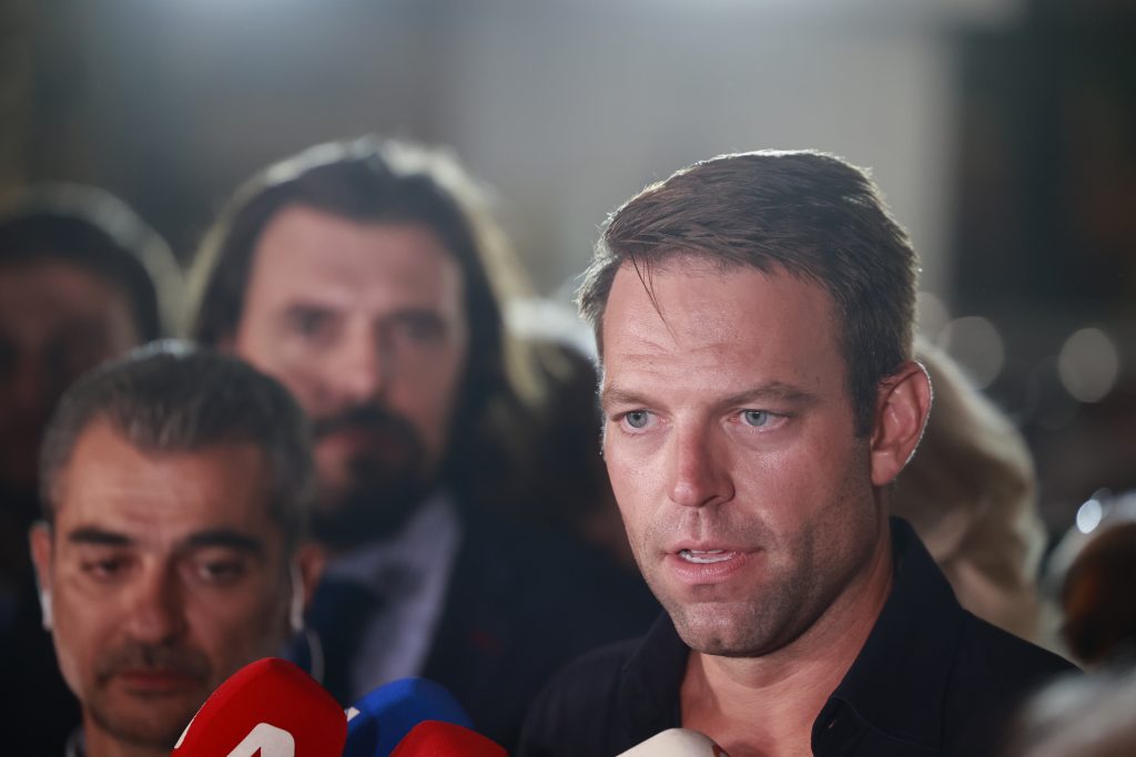 «Βραχυκύκλωσε» η είσοδος Κασσελάκη στη Βουλή – Δεν παραιτούνται Ηλιόπουλος και Ακρίτα