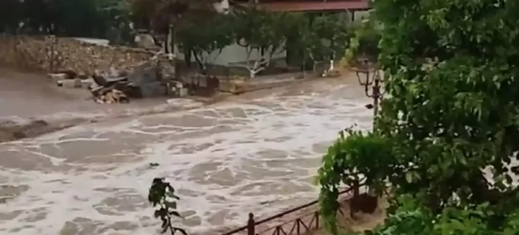 Αγνοείται νιόπαντρο ζευγάρι στο Πήλιο – Παρασύρθηκε μαζί με το σπίτι όπου έμενε