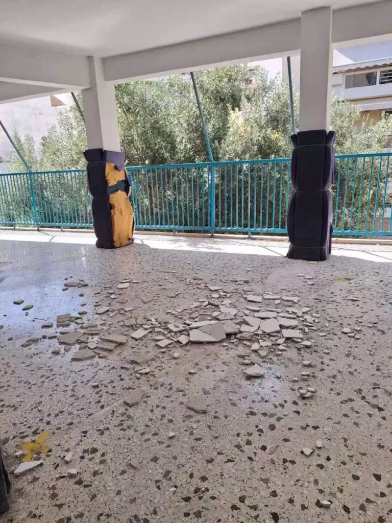 Πετράλωνα: Σοβάδες έπεσαν σε κεφάλια μαθητών – Τρία παιδιά τραυματίστηκαν