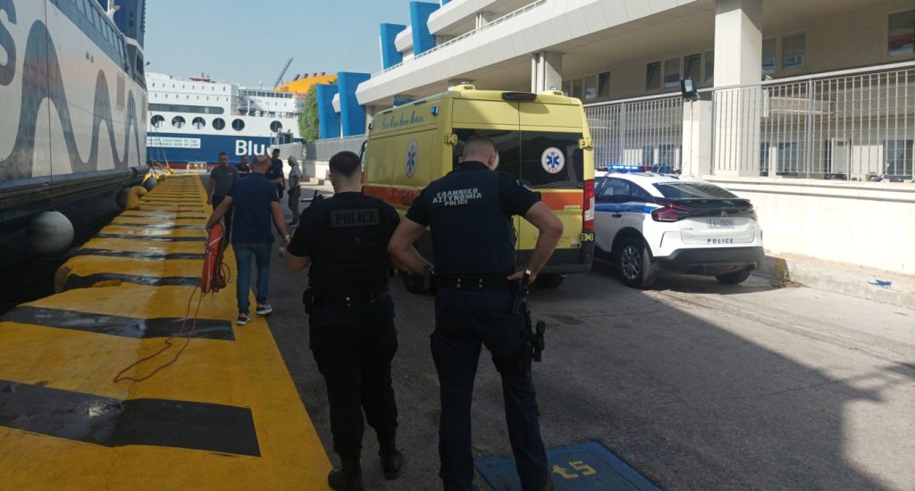 Τρεις συλλήψεις διέταξε η Εισαγγελία Πειραιά μετά την πτώση των δύο ναυτών στη θάλασσα