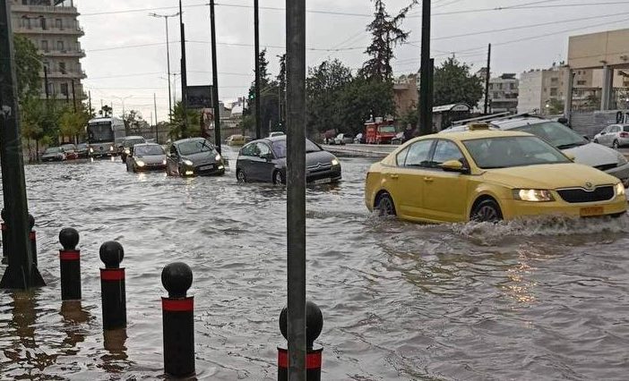 Διακοπές στην κυκλοφορία και μεγάλες καθυστερήσεις στους δρόμους της Αττικής λόγω της κακοκαιρίας